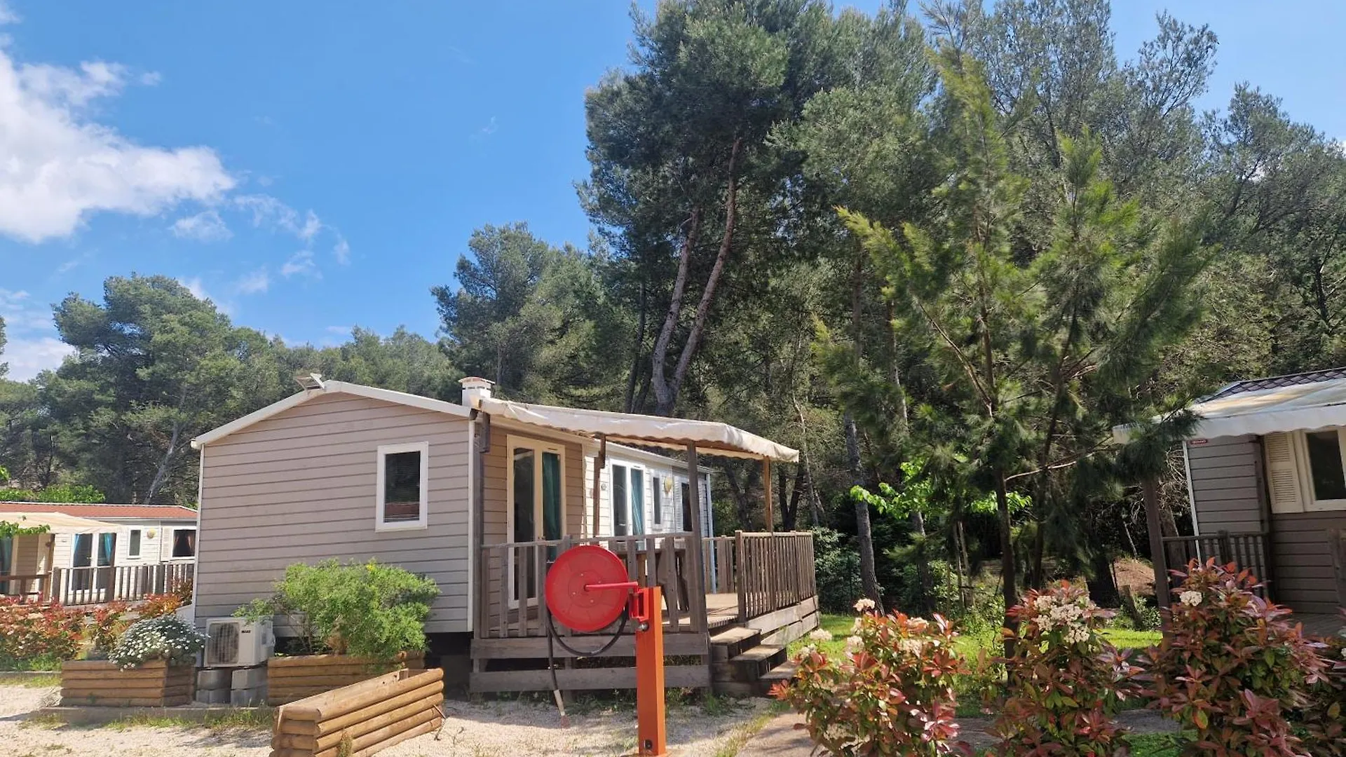 캠프장 Camping Aux Portes De Cassis 로크포르라베둘