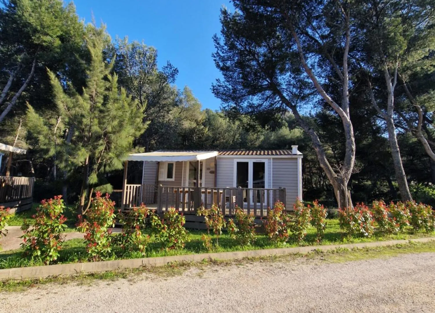 *** مكان تخييم Camping Aux Portes De Cassis روكفور-لا-بيدول فرنسا
